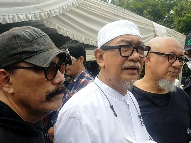 Deddy Mizwar hingga Roy Marten Hadiri Prosesi Pemakaman Mieke Wijaya