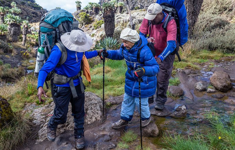 Keren Nenek tua ini taklukan puncak gunung  Kilimanjaro 